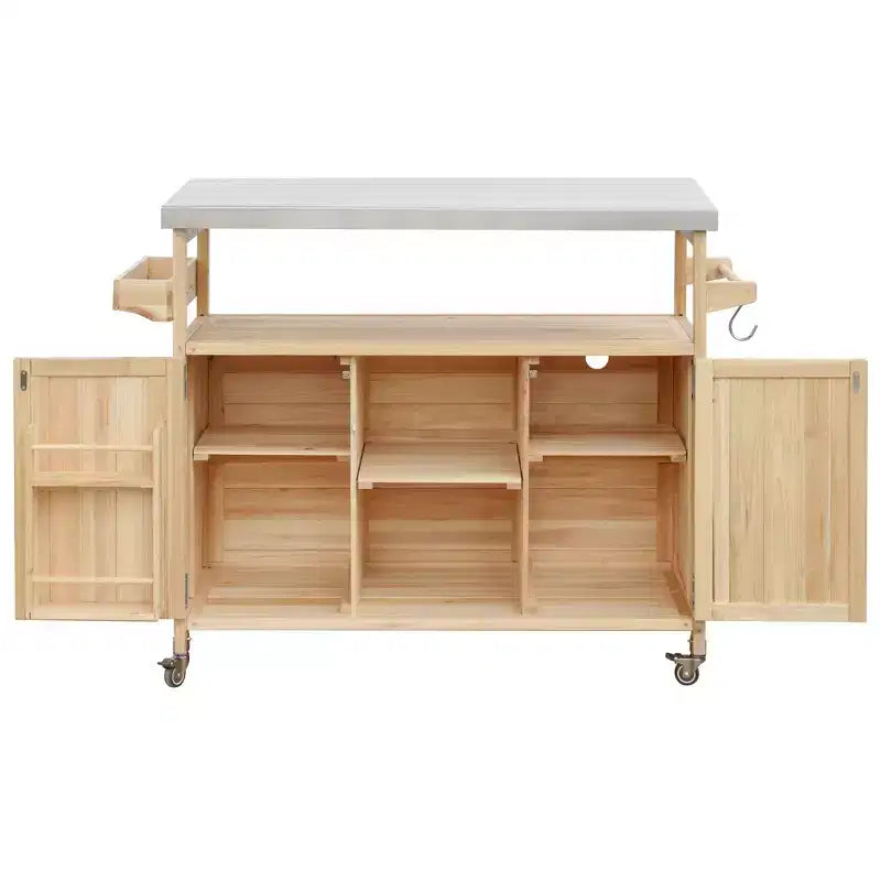 Îlot de cuisine extérieur en bois avec plateau en acier, chariot de bar, armoire, étagères à épices et porte-serviettes