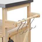 Îlot de cuisine extérieur en bois avec plateau en acier, chariot de bar, armoire, étagères à épices et porte-serviettes