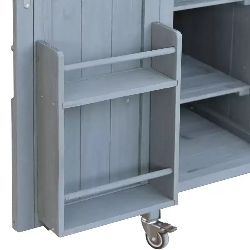 Îlot de cuisine extérieur en bois avec plateau en acier, chariot de bar, armoire, étagères à épices et porte-serviettes