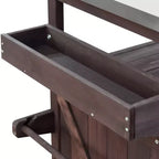 Îlot de cuisine extérieur en bois avec plateau en acier, chariot de bar, armoire, étagères à épices et porte-serviettes
