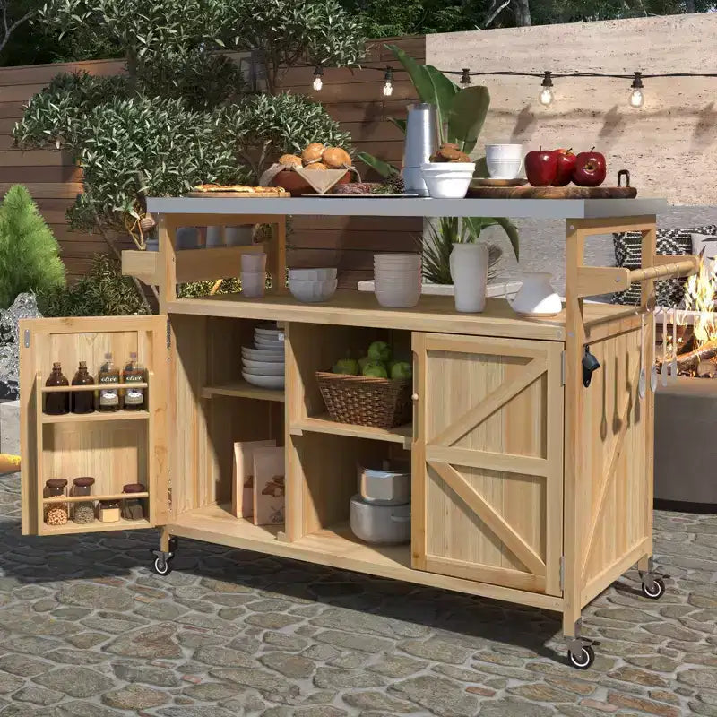 Îlot de cuisine extérieur en bois avec plateau en acier, chariot de bar, armoire, étagères à épices et porte-serviettes