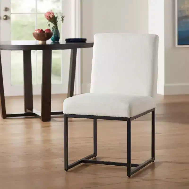 Chaise de salle à manger avec dossier haut en tissu blanc cassé et métal noir